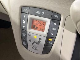 【オートエアコン】一度お好みの温度に設定すれば、車内の温度を検知し風量や温度を自動で調整。暑い…寒い…と何度もスイッチ操作をする必要はありません。快適な車内空間には必須の機能ですね♪