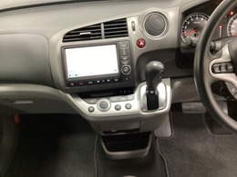 ナビゲーションは工場装着純正HDDナビを搭載。CDの録音再生ができるサウンドコンテナ（ミュージックサーバー）付きです。