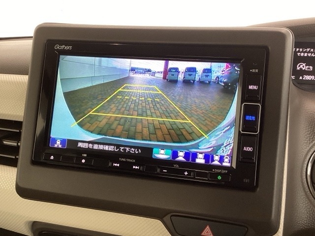 リバースギアに入れるだけで後方の表示へ切り替わります。夜間や雨の日の駐車も楽になりますよ。