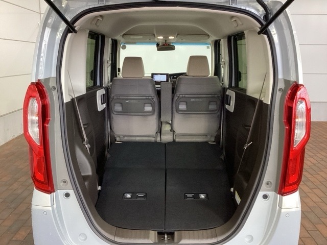 リアシートを倒すと、ラゲッジスペースを広くお使いいただけます！