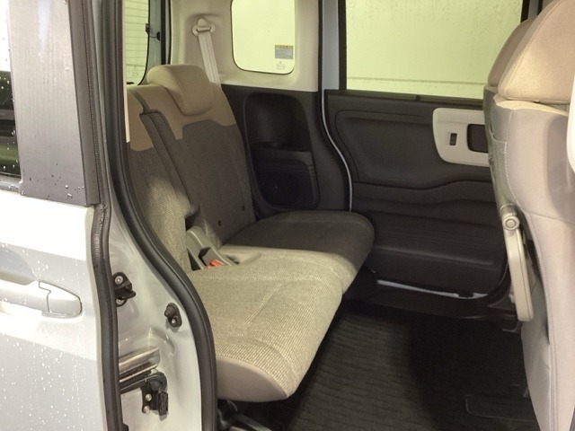 後席も余裕の広さ！ゆったりくつろげます！！