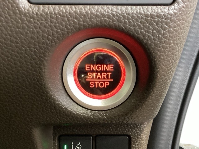 ワンプッシュでエンジンのスタート、ストップが出来て便利です。