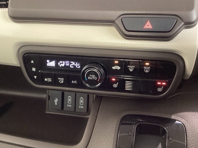 フロント両席にはシートヒーターが付いています！寒い日に便利な装備ですね。