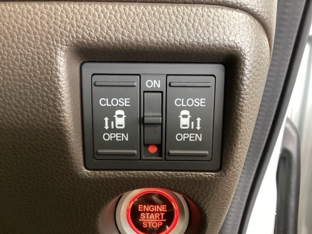 左右両側パワースライドドアが付いています。ワンタッチで簡単にお子様でも、お年寄りの方でも、開閉できますからとても便利です。キーレスや車内スイッチでも自動でドアの開閉ができます。