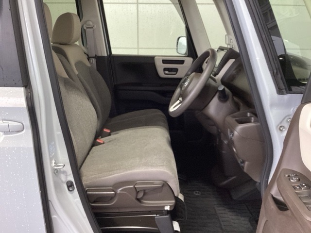 シートは厚めのクッションですのでゆったり座れますよ。