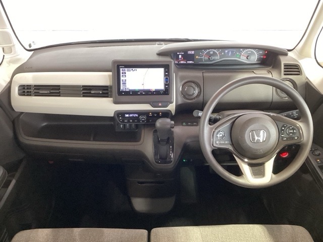 使いやすいレイアウトのダッシュボード周辺です。オートエアコンや小物入れなど嬉しい装備が満載です。