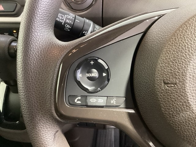 ステアリングにオーディオ操作スイッチが付いています。オーディオ画面に直接タッチしなくても操作が出来ますので、運転に集中できます。