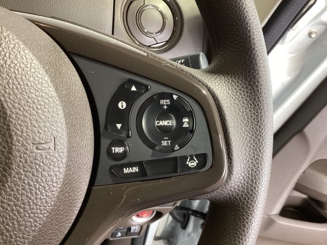 クルーズコントロールを装備しています。高速道路などで一定の速度で走ってくれるので運転が楽ですよ！速度を設定できますので、スピードの出しすぎにも注意できます。