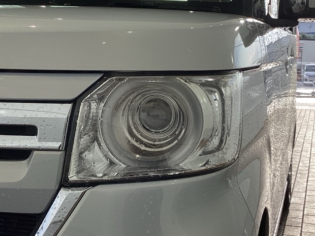 LEDヘッドライトは、点灯の瞬間から最大光量を発揮し、突然暗くなるトンネルなどでの安定感を高めます。