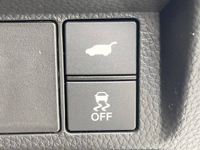 【パワーバックドア】スマートキーや運転席のボタンを押すだけでリアゲートが自動で開閉します！荷物を持っている時や、高い位置にあるバックドアを閉める際に便利な機能です♪