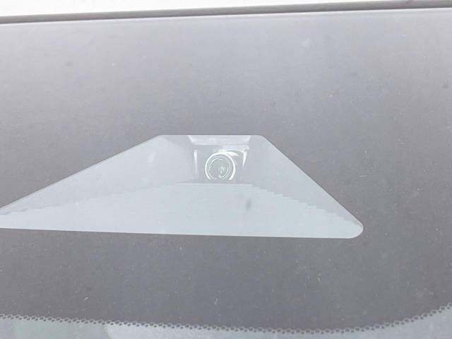 【ホンダセンシング】走行中に前方の車両等を認識し、衝突しそうな時は警報とブレーキで衝突回避と被害軽減をアシスト。より安全にドライブをお楽しみいただけます。