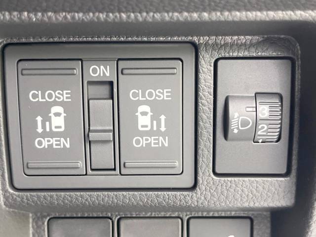 【両側パワースライドドア】スマートキーや運転席のスイッチで後席両側スライドドアの開閉が可能♪電動だから力を入れてドアを開ける必要が無く、小さなお子様でも簡単に開け閉めでき快適です♪