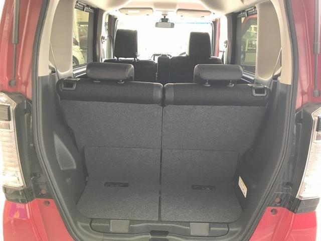 バックドアを開けるとラゲッジスペースです。車内に入らない荷物はこちらに乗せましょう。