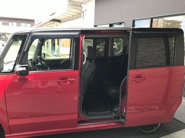 リアドアは両側ともに電動式のスライドドアになっています。運転席付近に開閉操作ができるボタン付きです。勿論、リモコンキーからでも両ドアの開閉は出来ます♪