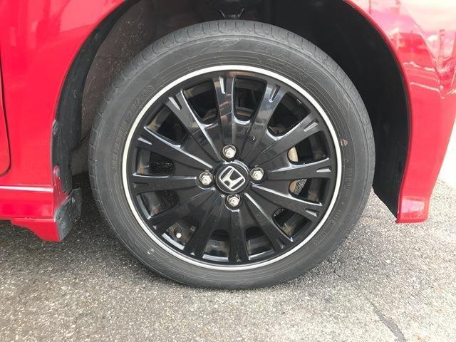 タイヤ足回りです。純正15インチアルミホイールを履いています。ブラックが足元をかっこよく魅せます。