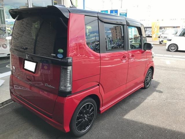 リアガラスは全面薄暗いスモークドガラスです。日除けや車内の覗き防止に役立ちます。
