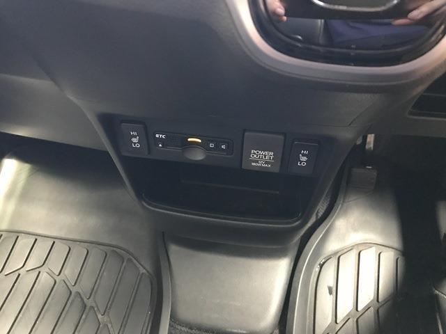 シフトレバー＆A/Cパネルの下には純正ETC車載器を設置しています。有料道路への走行がスムーズになります。