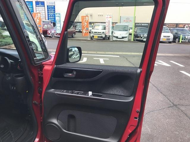 運転席の内ドアです。収納ポケット付きです。