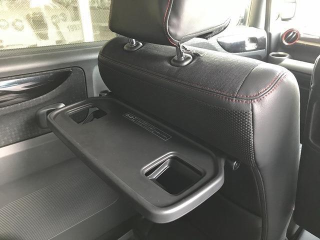 運転席と助手席の背面には折り畳み式のテーブル付きです。後部席でも車内での飲食がしやすいですね。
