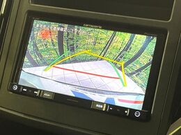 【サイド＆バックカメラ】停車・駐車時に死角になりがちな運転席から見えづらいサイドとリアの障害物を確認できます！雨天時や夜間などは特に活躍してくれるアイテムです。