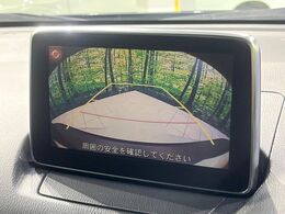 【バックカメラ】駐車時に後方がリアルタイム映像で確認できます。大型商業施設や立体駐車場での駐車時や、夜間のバック時に大活躍！運転スキルに関わらず、今や必須となった装備のひとつです！