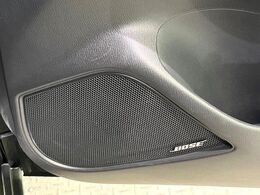 【BOSEサウンドシステム】メーカーオプションの高品位サウンドシステムを搭載。専用のチューニングが施された大小様々なスピーカーから良質なサウンドが奏でられ、臨場感あふれる音響空間を演出します。