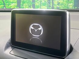 【マツダコネクトナビ】車内の雰囲気にマッチした一体型タイプのナビ。各種車輌設定やBluetooth再生等、様々な機能が楽しめます。直感的なダイヤル操作が可能で、使い勝手も良好です。