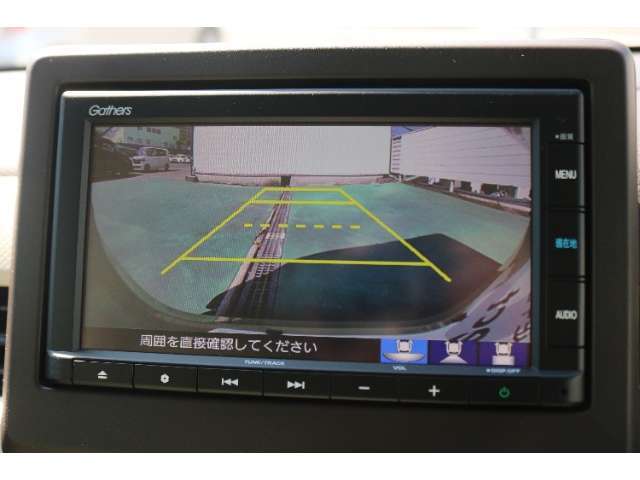 バックカメラを搭載しておりガイドラインも表示されますので車庫入れも安心ですね♪