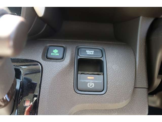 今話題の注目の装備です。電動パーキングブレーキ装備です！劇的に運転が楽ちんになりますよ！