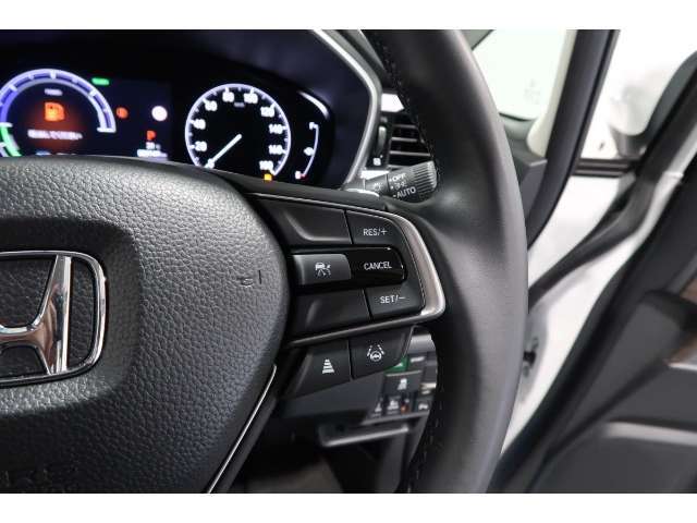 Hondaセンシングの機能のひとつ、アダプティブクルーズコントロール付！アクセルから足を離しても設定したスピードと前車との車間を保ち走行してくれます！車線維持もアシスト☆高速道路で疲労軽減ですね☆