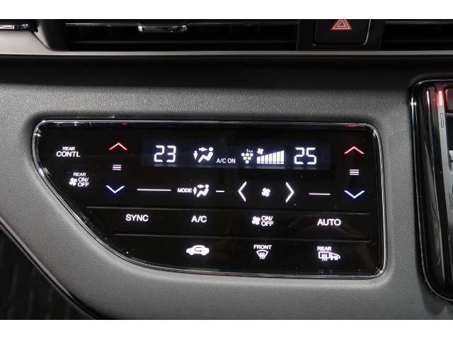 オートエアコンは左右席で独立温度コントロールが可能です。運転席はキンキンに冷やして助手席はマイルドにと言った設定が可能です☆暑さ寒さでケンカすることもなくなりますね♪