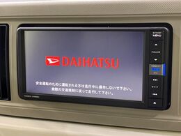 【純正ナビ】人気の純正ナビを装備しております。ナビの使いやすさはもちろん、オーディオ機能も充実！キャンプや旅行はもちろん、通勤や買い物など普段のドライブも楽しくなるはず♪