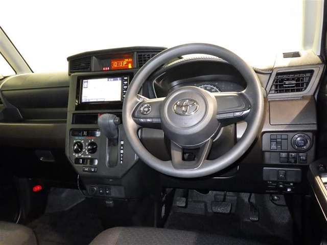 運転の際、常に目にする部分だけにシックで飽きのこないデザインが良いですね。