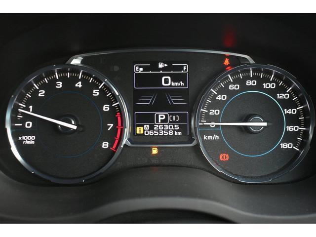 メーター中央にはカラー液晶画面が備えられ、車のインフォメーションを簡単に把握できます。