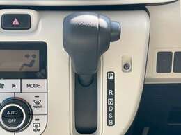 操作簡単なシフトレバーです。