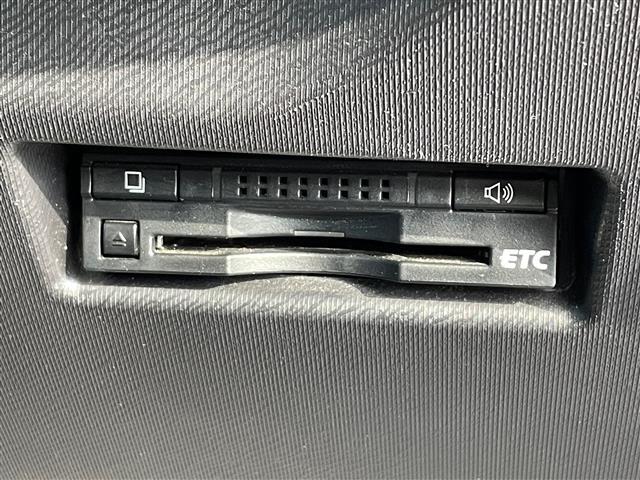 【ETC】有料道路を利用する際に料金所で停止することなく通過できる、ETC車載器（ノンストップ自動料金収受システム機器）が装備されています。セットアップを行うことで利用可能になります。