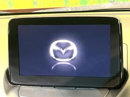 【マツダコネクトナビ】車内の雰囲気にマッチした一体型タイプのナビ。各種車輌設定やBluetooth再生等、様々な機能が楽しめます。直感的なダイヤル操作が可能で、使い勝手も良好です。