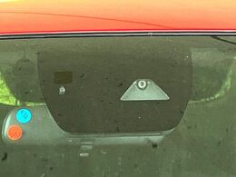 【スマートシティブレーキサポート】低速走行中に前方の車両等を認識し、衝突しそうな時は警報とブレーキで衝突回避と被害軽減をアシスト。より安全にドライブをお楽しみいただけます。