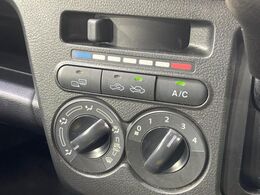 寒い冬も暑い夏も全席に快適な空調を届けてくれる、ダイヤル式エアコンを装備♪
