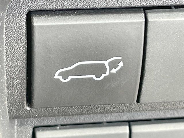 【パワーバックドア】スマートキーや運転席のボタンを押すだけでリアゲートが自動で開閉します！荷物を持っている時や、高い位置にあるバックドアを閉める際に便利な機能です♪