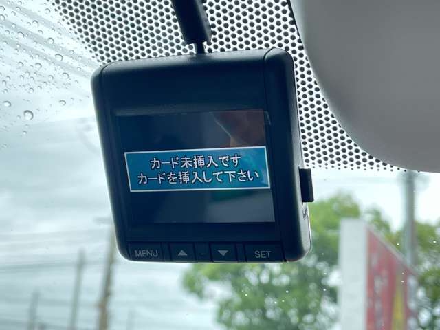 「ドライブレコーダー」 急停止や衝突などで車に衝撃が加わった時、映像・音声を記録する車載装置です♪