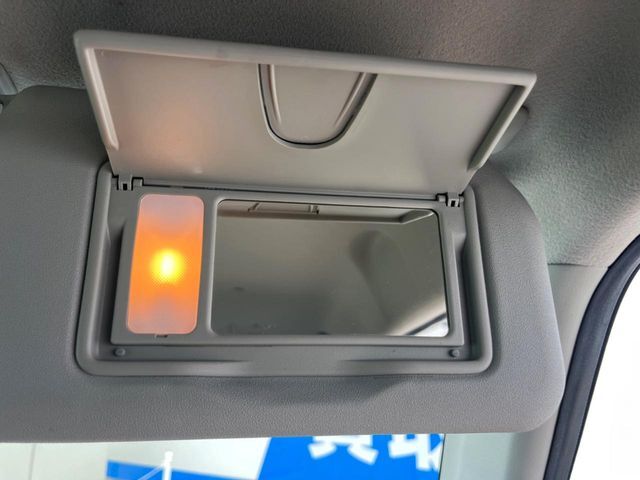 【バニティミラー】サンバイザー裏に設置されたミラーで身だしなみチェック！ちょっとしたメイク直しにも活躍します♪