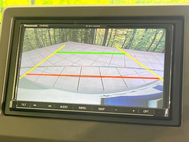 【バックカメラ】駐車時に後方がリアルタイム映像で確認できます。大型商業施設や立体駐車場での駐車時や、夜間のバック時に大活躍！運転スキルに関わらず、今や必須となった装備のひとつです！