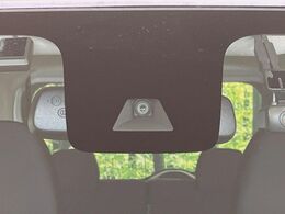 【エマージェンシーブレーキ】走行中に前方の車両等を認識し、衝突しそうな時は警報とブレーキで衝突回避と被害軽減をアシスト。より安全にドライブをお楽しみいただけます。