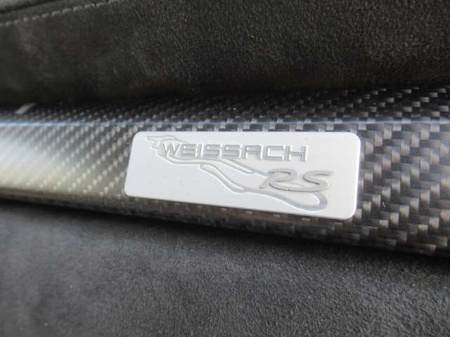 カップホルダーカバーにはWeissach　RSのロゴを配置　ヴァイザッハパッケージの象徴です♪
