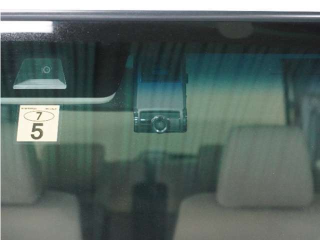 【ドライブレコーダー】安心・安全なカーライフに必須のドライブレコーダーを装備。あおり運転や事故に遭遇した際の状況も映像で記録し、万一のリスクに備えます。