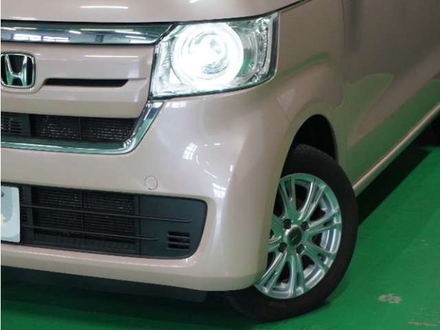 【ヘッドライト】省電力で長寿命の明るく運転しやすいLEDヘッドランプです。明るく照らすので暗い夜道からお客様を守ってくれます。