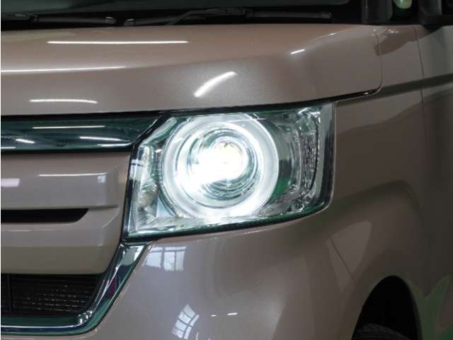 【ヘッドライト】省電力で長寿命の明るく運転しやすいLEDヘッドランプです。明るく照らすので暗い夜道からお客様を守ってくれます。