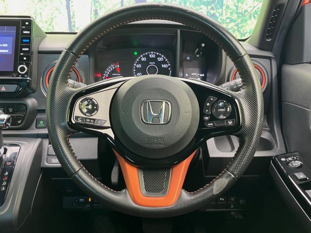 【ステアリングスイッチ】運転中、前方から目線をそらすことなく、オーディオ等の操作が可能な便利機能！安心＆快適なドライブを演出してくれます♪