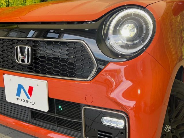 【LEDヘッドライト】悪天候や夜間走行時も良好な視界を確保し安心して運転できる高輝度LEDヘッドライトを装備！点灯速度が早く、消費電力も抑えられています。